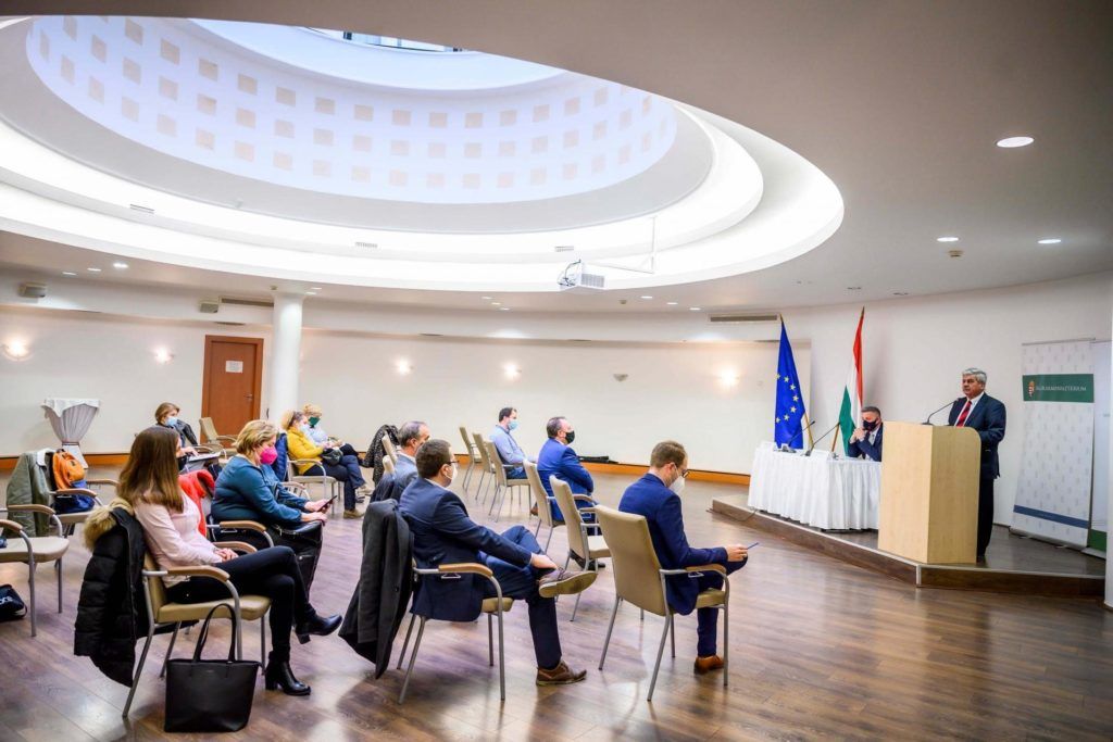 Az Agrárminisztérium miniszterhelyettese, Farkas Sándor egy Budapesten tartott sajtótájékoztatón hangsúlyozta: az országos lefedettséget biztosító jégkármérséklő hálózat működéséhez szükséges forrásokat az Agrárminisztérium mintegy 1,5 milliárd forinttal támogatja a kárenyhítési alapból - Fotó: Pelsőczy Csaba