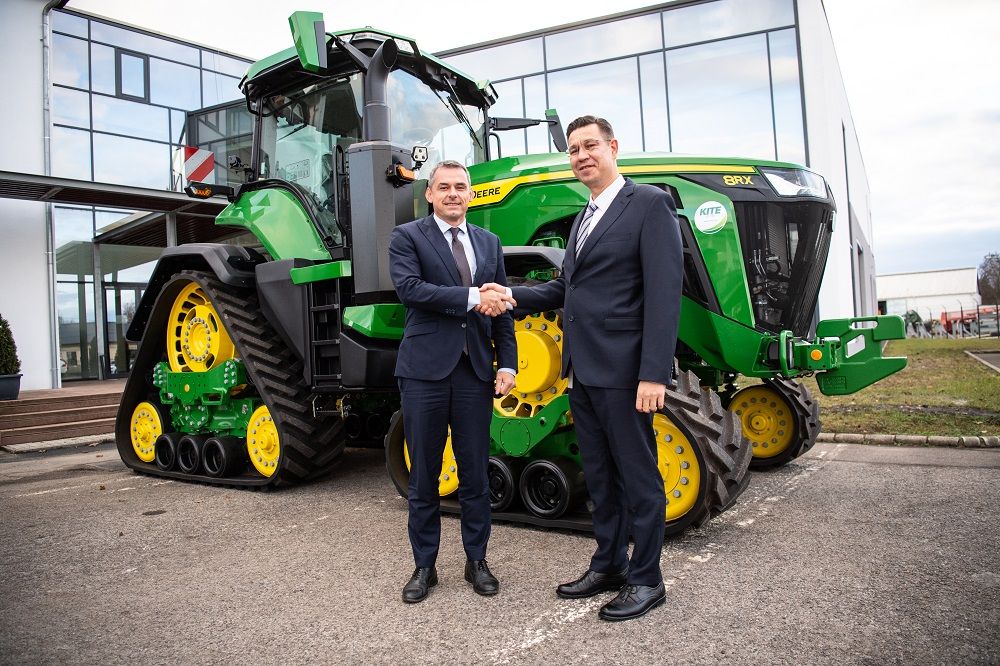 Prof. Dr. Gyuricza Csaba MATE-rektor és Szabó Levente, a KITE Zrt. vezérigazgatójának kézfogása Nádudvaron, a KITE tanszék bejelentésekor egy John Deere 8RX traktor előtt