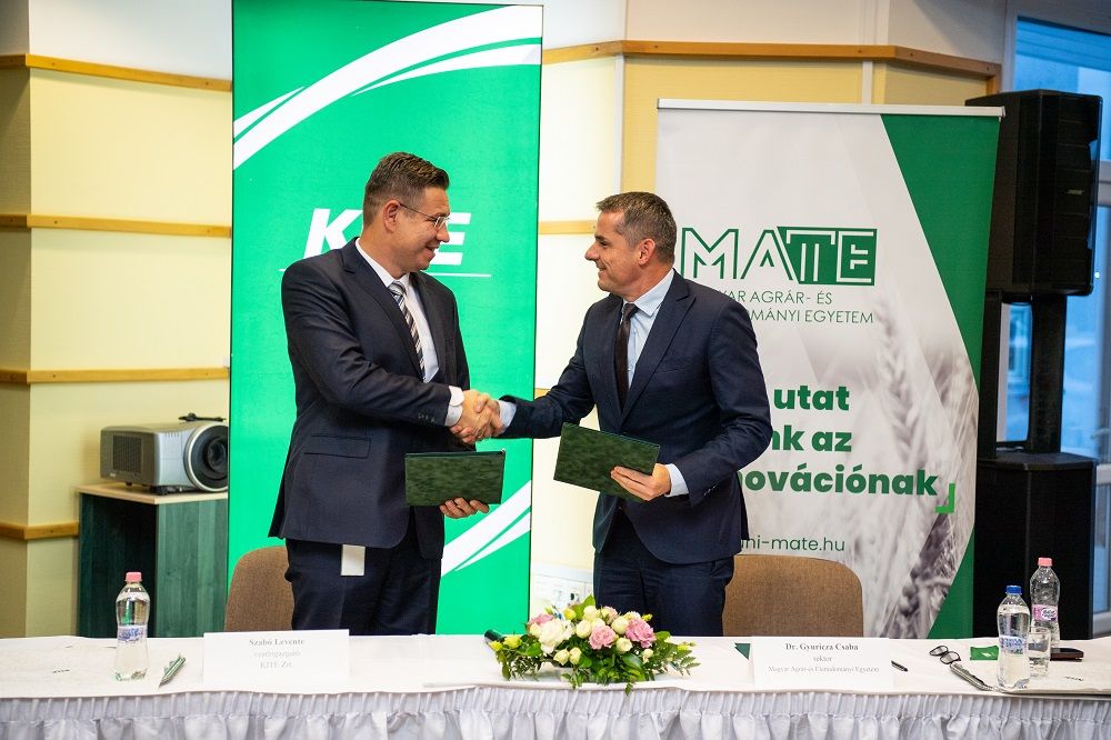 A KITE és a MATE vezetőinek kézfogása az aláírást követően Nádudvaron
