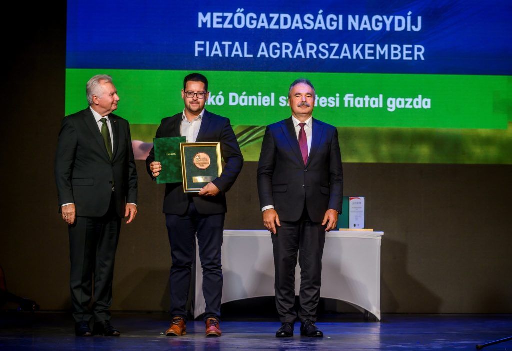 Az OMÉK Mezőgazdasági Nagydíj - Fiatal agrárszakember kategória díját Bakó Dániel szentesi fiatal gazda, a Megyei Közgyűlés Terület-, Gazdaság- és Turizmusfejlesztési Bizottságának tagja kapta - Fotó: FB