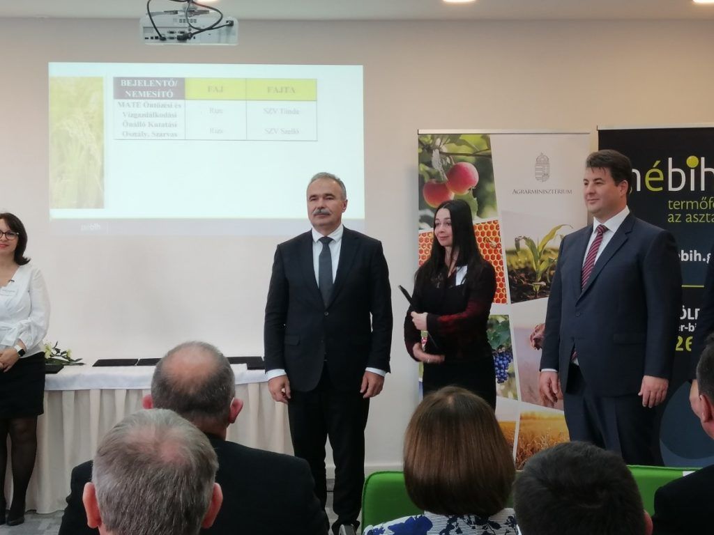 A fajtaelismerő díszokiratokat a MATE KÖTI új rizsfajtáiról Dr. Nagy István agrárminiszter, Erdős Norbert élelmiszerlánc-felügyeletért felelős államtitkár és dr. Oravecz Márton, a Nébih elnöke adták át az egyetem kutatójának, Szalóki Tímeának