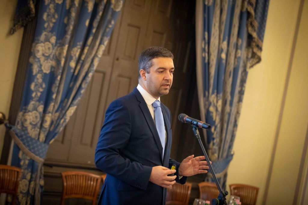 Feldman Zsolt, az Agrárminisztérium mezőgazdaságért és vidékfejlesztésért felelős államtitkára beszél a Magyar Ingatlantulajdonosok Szövetsége által rendezett konferencián, Budapesten - Fotó: Fekete István
