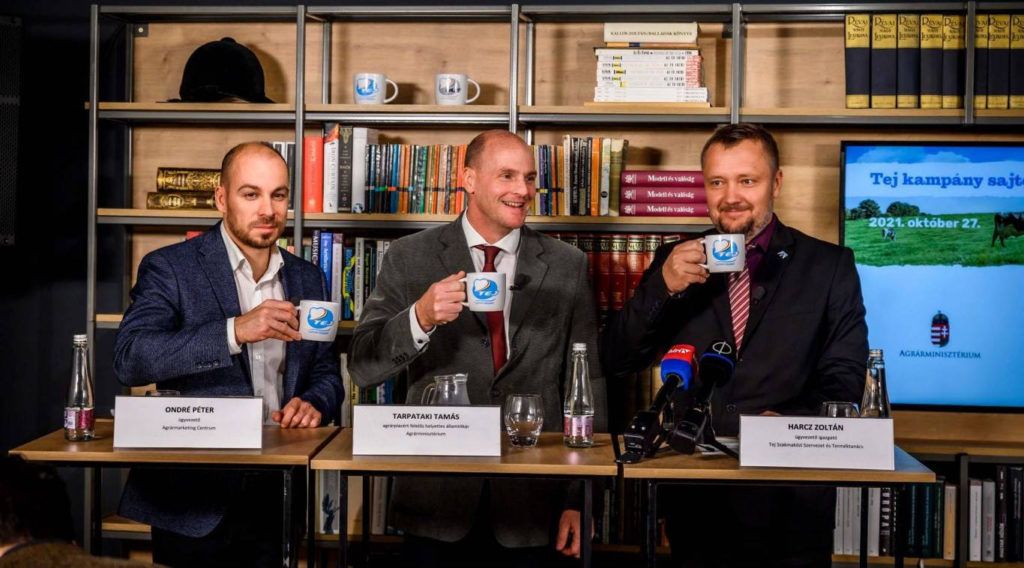 Az Agrármarketing Centrum ügyvezetője, Ondré Péter (balra), az Agrárminisztérium agrárpiacért felelős helyettes államtitkára, Tarpataki Tamás (középen) és a Tej Szakmaközi Szervezet és Terméktanács ügyvezető igazgatója, Harcz Zoltán jelentette be, hogy közös kampánnyal segítik a magyar tejágazat termékeinek fogyasztását