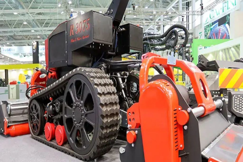 A Black Shire (fekete munkagép) hátul és elöl is rendelkezik emelőberendezéssel. A robotnak nincs mellékhajtása