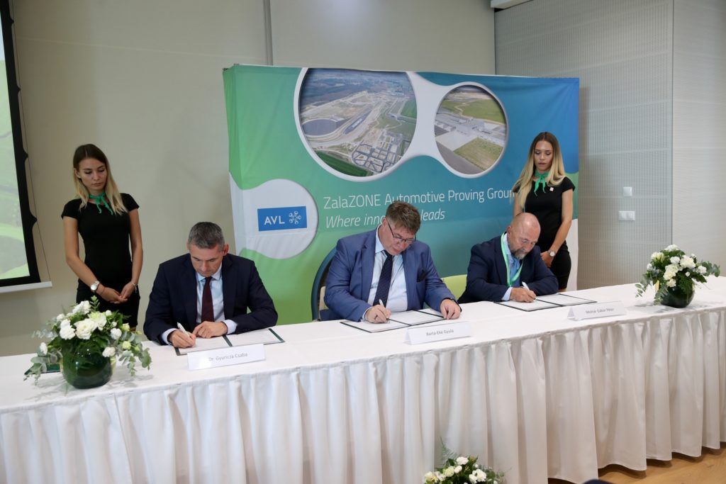 Dróntechnológiai kutatásokra és fejlesztésekre fogott össze egy magyar egyetem és két hazai cég - Dr. Gyuricza Csaba, a Magyar Agrár- és Élettudományi Egyetem rektora, Molnár Gábor Péter, a MouldTech Systems Kft. ügyvezetője és Barta-Eke Gyula, az APZ Kft. ügyvezetője - Fotó: Tompa Gábor