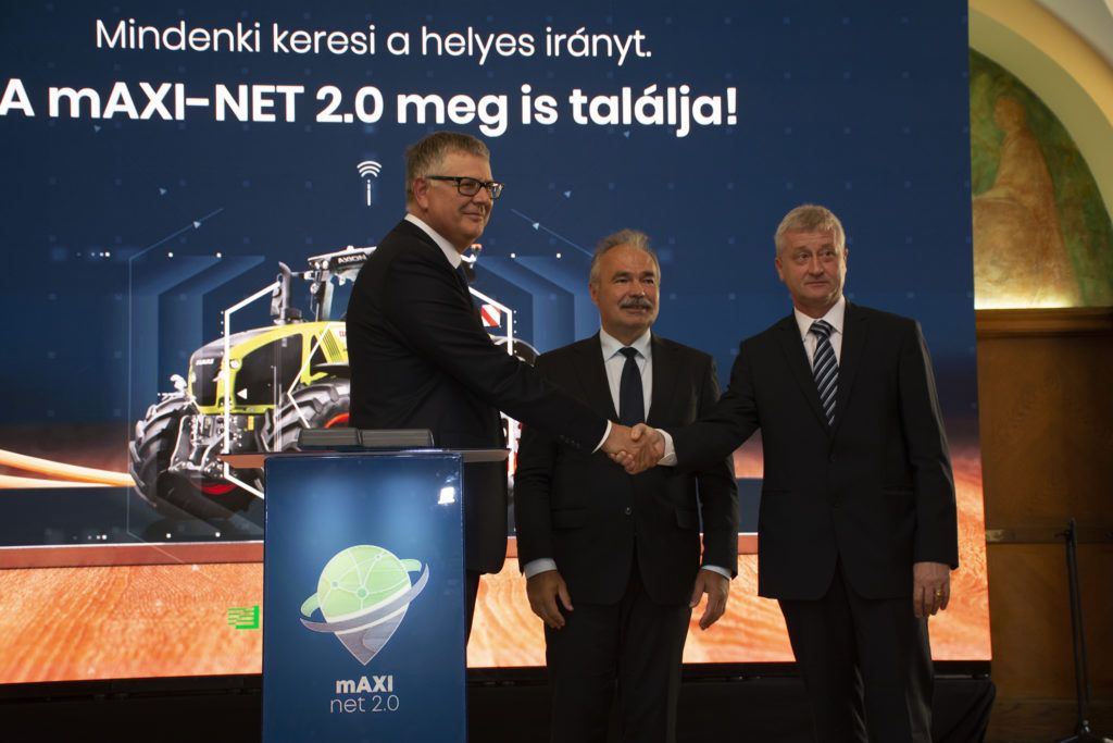 Gombnyomással és kézfogással indult a mAXI-NET 2.0 rendszer: balról Harsányi Zsolt, az AXIÁL Kft. tulajdonos-ügyvezetője, Nagy István agrárminiszter és Haász László, az Infobex Kft. ügyvezetője - Fotó: Kürti Ivett, AXIÁL Kft.