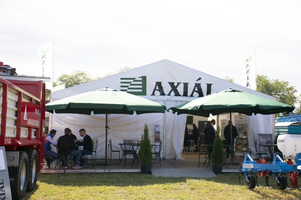 Az AXIÁL Kft. kiállítóterületének fogadósátra a XXVIII. Alföldi Állattenyésztési és Mezőgazda Napok Szakkiállítás és Vásár helyszínén, Hódmezővásárhelyen - Fotó: Kürti Ivett, AXIÁL Kft.