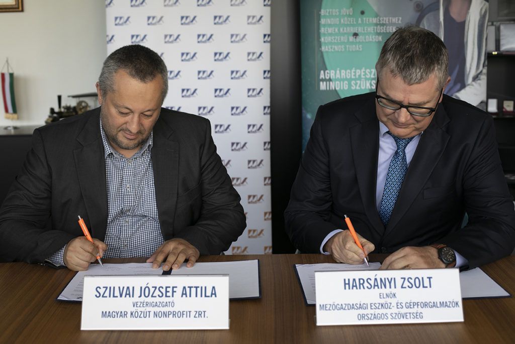 Balesetmentes mezőgazdasági gépközlekedésért dolgozik össze a Magyar Közút és a MEGFOSZ, A megállapodást a MEGFOSZ részéről Harsányi Zsolt elnök, a Magyar Közút részéről pedig a társaság vezérigazgatója, Szilvai József Attila írta alá