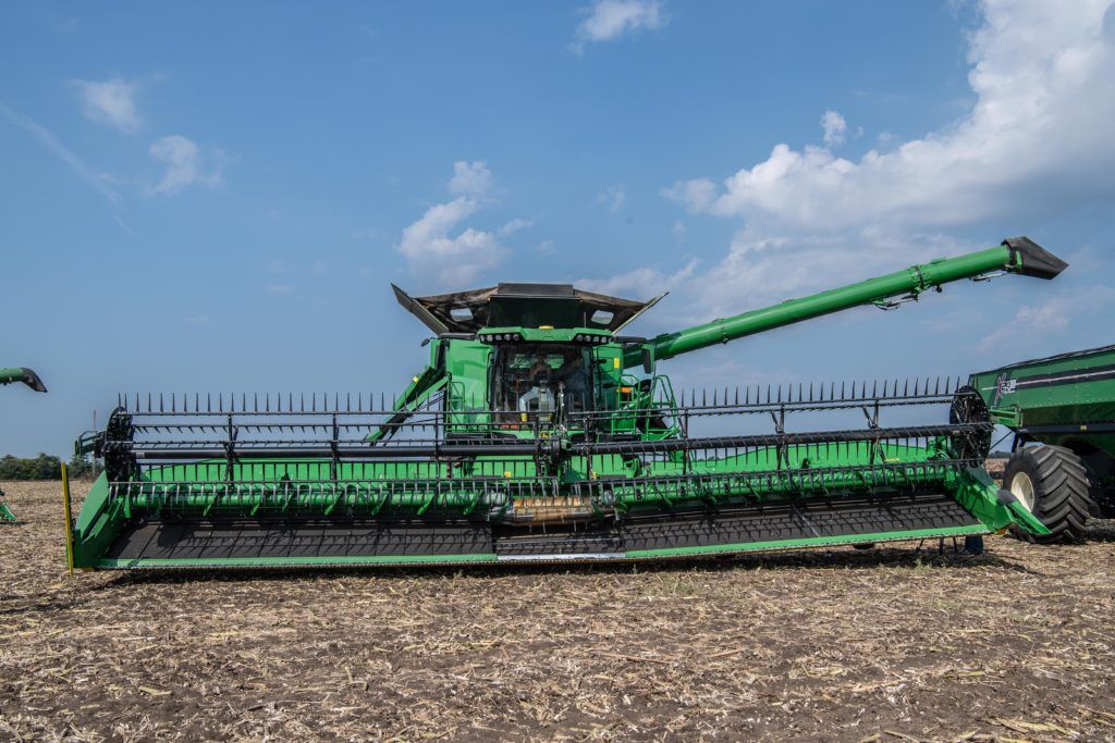 A John Deere X9 kombájn szemből is hatalmas