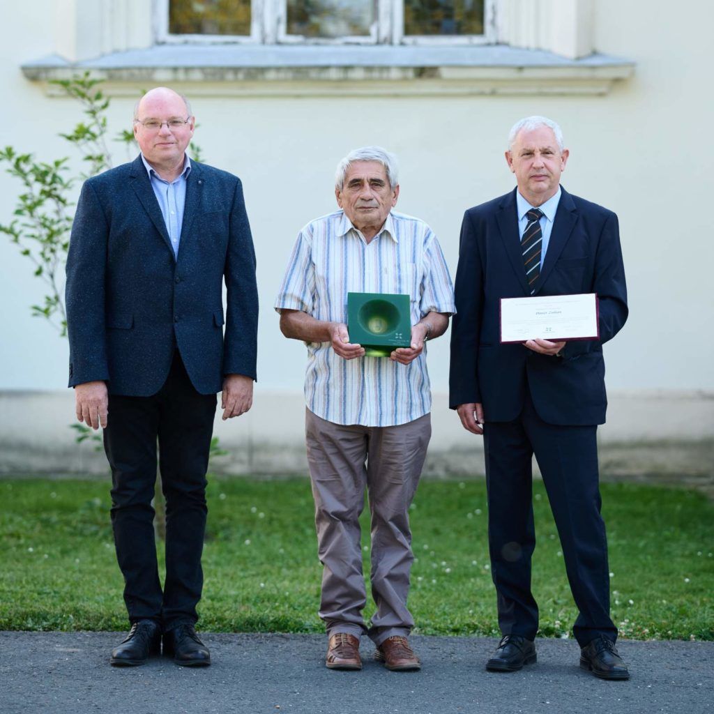 Vida Gyula alelnök (balra) és Takács Géza elnök (jobbra) adta át az idei Vetőmag Szövetség-díjat Pintér Zoltán, a Szegedi Gabonakutató nyugalmazott kukoricanemesítője részére a csaknem fél évszázados szakmai munkássága elismeréseként