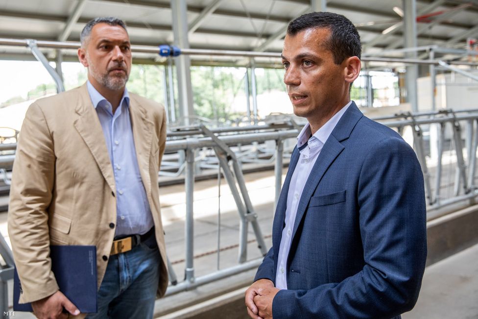 Lázár János, a Nemzeti Ménesbirtok és Tangazdaság Zrt. által ellátott állami feladatok koordinálásáért felelős kormánybiztos (b) és Kovács Norbert, a Nemzeti Ménesbirtok és Tangazdaság Zrt. vezérigazgatója - Fotó: Rosta Tibor / MTI