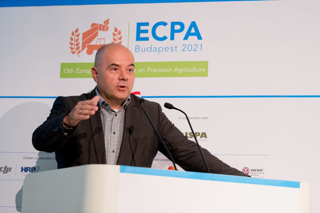 Gál András Levente, a Nemzet Adatvagyon Ügynökség vezetője tart előadást az Európai Precíziós Gazdálkodási Konferencián Budapesten - Fotó: MPGE