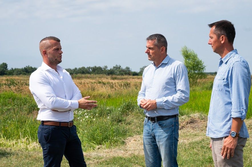 Balról Török Gyula, az ABZ Drone ügyvezetője, középen Prof. Dr. Gyuricza Csaba, a MATE rektora, jobbra Jancsó Mihály, a MATE Galambosi Rizskísérleti Telep tudományos munkatársa a Szarvas melletti rizsföldeken - Fotó: Babák Zoltán