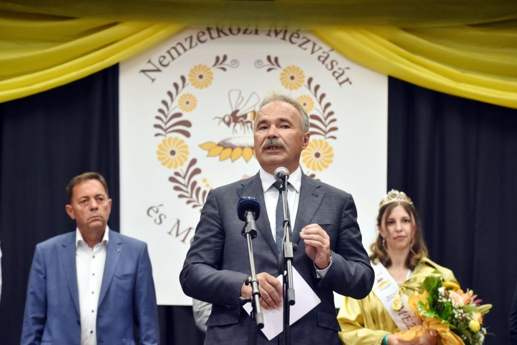 Nagy István agrárminiszter beszédet mond a 33. Nemzetközi Mézvásár és Méhésztalálkozó megnyitóján Jászberényben 2021. augusztus 7-én - Fotó: MTI/Mészáros János