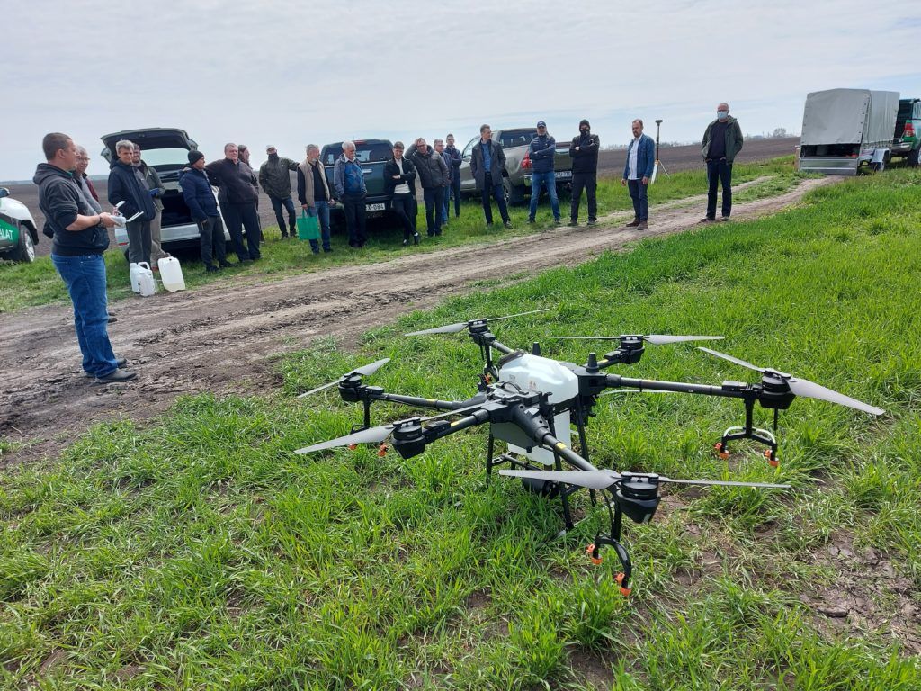 Az Északi Agrárszakképzési Centrum 4 megye, Hajdú-Bihar, Heves, Borsod-Abaúj-Zemplén és Szabolcs-Szatmár-Bereg 11 tagintézményét integrálja, idén nagy területen végeztek drónos kijuttatást - Képünk illusztráció, forrás: Magro.hu, CSZS, Szarvas