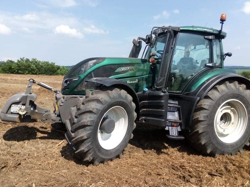Frontfüggesztés egy Valtra traktoron - Fotó: Valkon Kft.