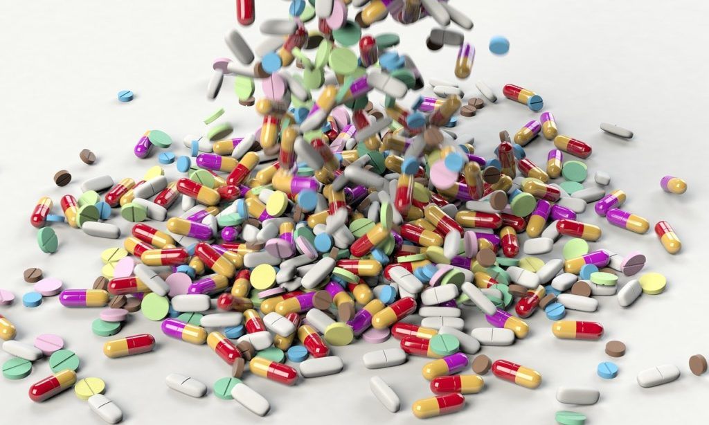 A legjelentősebb szerepe valószínűleg az emberi antibiotikum-használatnak van, amelyet főként a járóbeteg-ellátásban alkalmaznak, sokszor feleslegesen és helytelenül