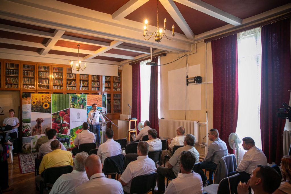 dr. Feldman Zsolt, az Agrárminisztérium mezőgazdaságért felelős államtitkára adta át az állattartó telepek korszerűsítése pályázaton nyertes termelőknek a támogatói okiratot Karcagon - Fotó: Facebook