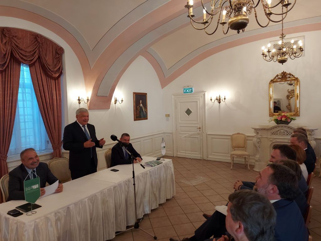 Csányi Sándor beszél egy ünnepélyes aláírási eseményen Gödöllőn, a királyi kastélyban - Fotó: Magro.hu, CSZS, Gödöllő