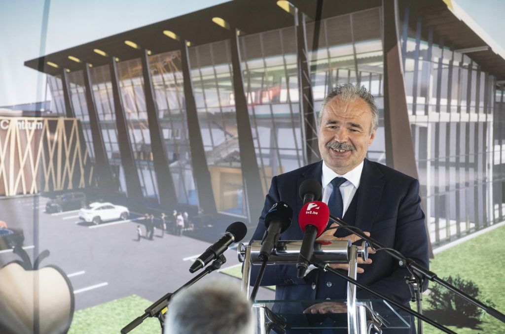 Nagy István agrárminiszter beszédet mond a Szabolcsi Alma Centrum logisztikai és tudásközpont új épületkomplexumának alapkőletételén a Magyar Kertészeti Szaporítóanyag Nonprofit Kft. újfehértói telephelyén 2021. június 10-én. MTI/Balázs Attila