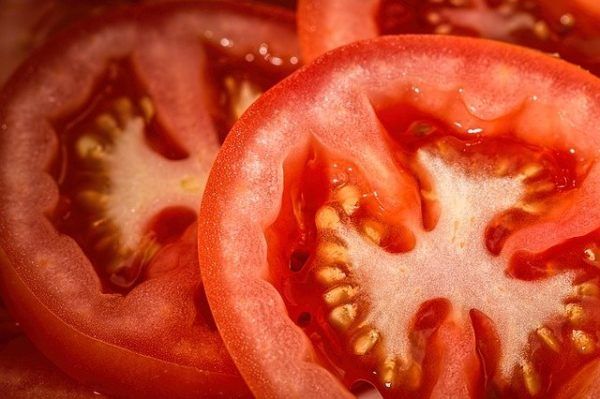 Sűrített paradicsomos termékek a 20. század eleje óta kaphatók kereskedelmi forgalomban, úgyhogy a hamisításuk kezdete is arra az időszakra tehető
