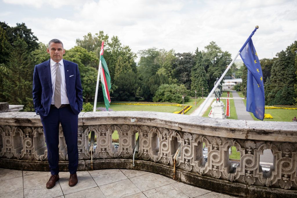 Gyuricza Csaba a MATE gödöllői campus főépületének teraszán - Fotó: Adam's Photovision, Gödöllő