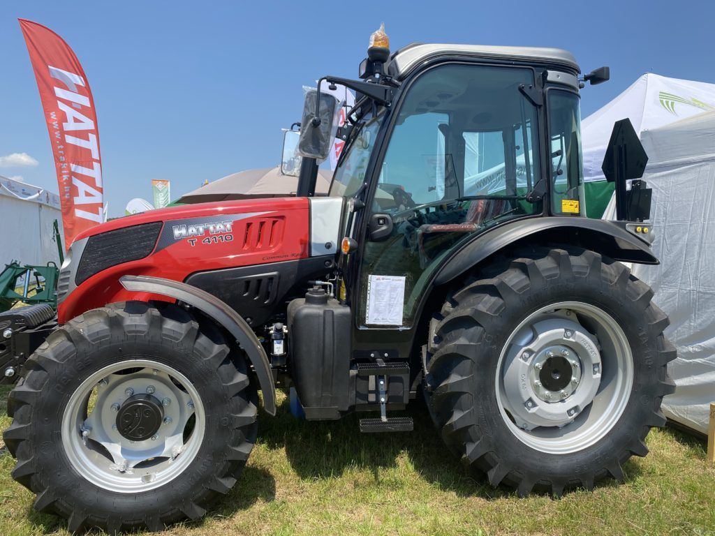 A Hattat T4110 az egyik legnépszerűbb traktor a Lakkos Kft. kínálatában - Fotó: Magro.hu, Mezőfalva