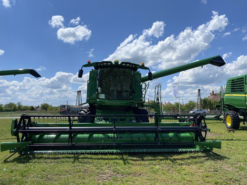 John Deere kombájn a KITE Zrt. logisztikai központjában tartott, precíziós technológiák köré szervezett rendezvényén, Nádudvaron - Fotó: Magro.hu, BT