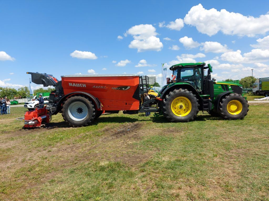 Rauch trágyaszóró a John Deere traktor mögött - Fotó: Magro.hu, CSZS, Nádudvar