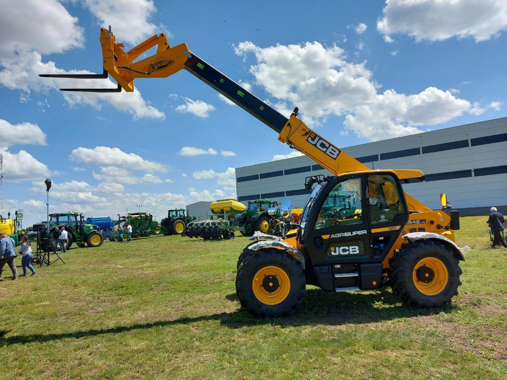 JCB rakodógép a John Deere gépek gyűrűjében - Fotó: Magro.hu, CSZS, Nádudvar