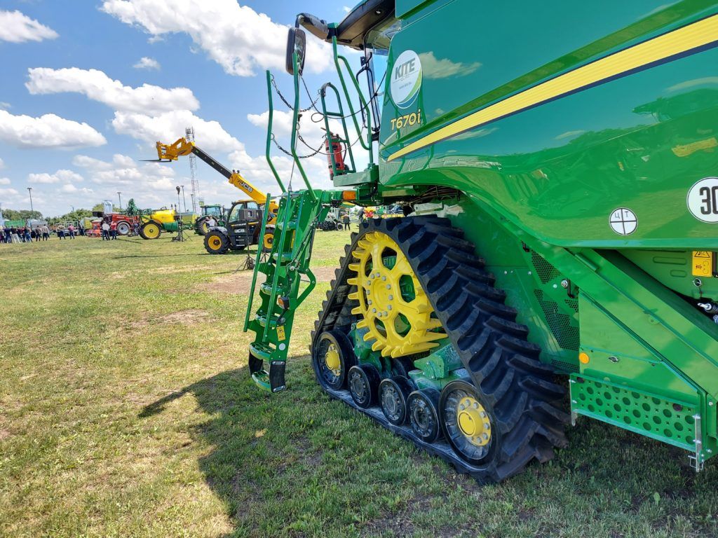 T670i gumihevederes arató/cséplőgép - Fotó: Magro.hu, CSZS, Nádudvar