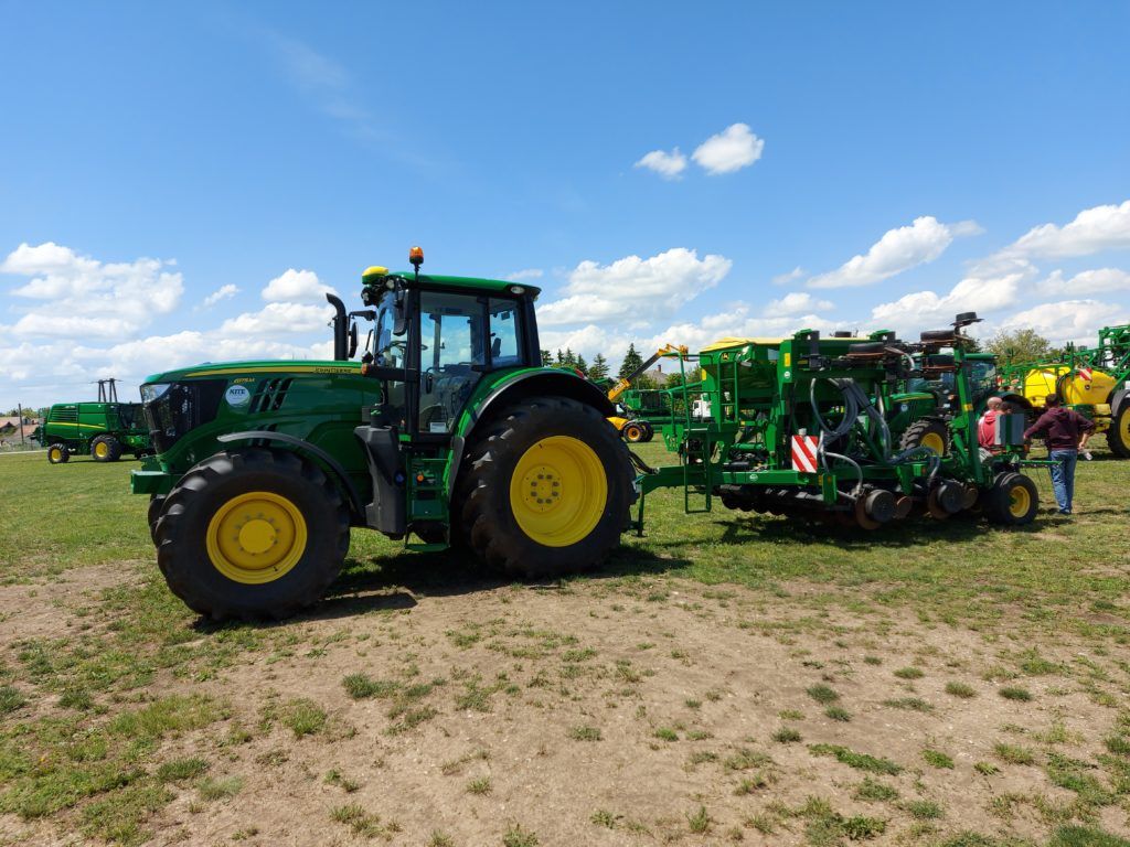 John Deere mögött John Deere - Fotó: Magro.hu, CSZS, Nádudvar