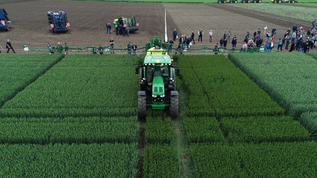 Egy John Deere gépkapcsolat működés közben a 2019-es NAK Szántóföldi Napok és AgrárgépShow rendezvényen