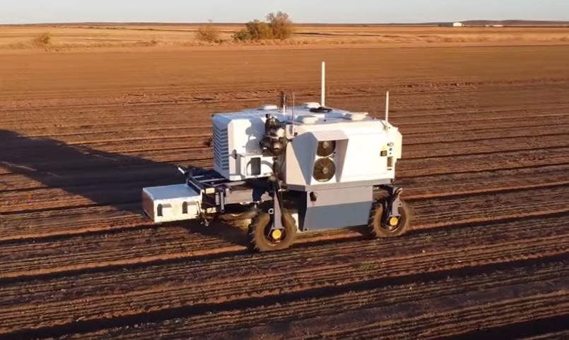 Így néz ki a Carbon Robotics önjáró gyomláló robotja - Forrás: Youtube