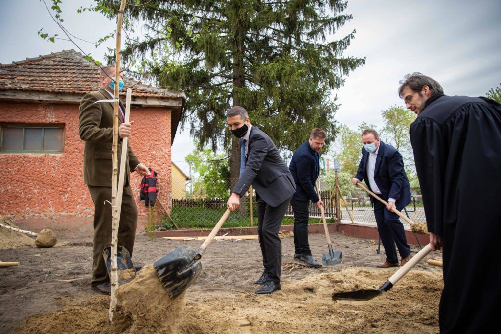 Az Agrárminisztérium mezőgazdaságért és vidékfejlesztésért felelős államtitkára, Feldman Zsolt segít a Bács-Kiskun megyei Bócsa községben a Településfásítási Program keretében elültetett 30 darab fa körüli lapátolásban - Fotó: Fekete István