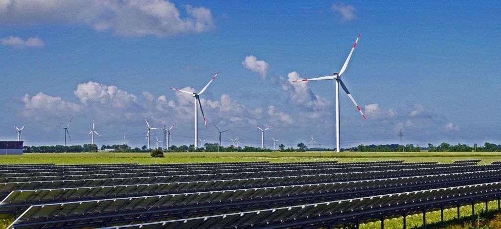 A napenergia-termelés termőföldön is lehetséges - képünk illusztráció