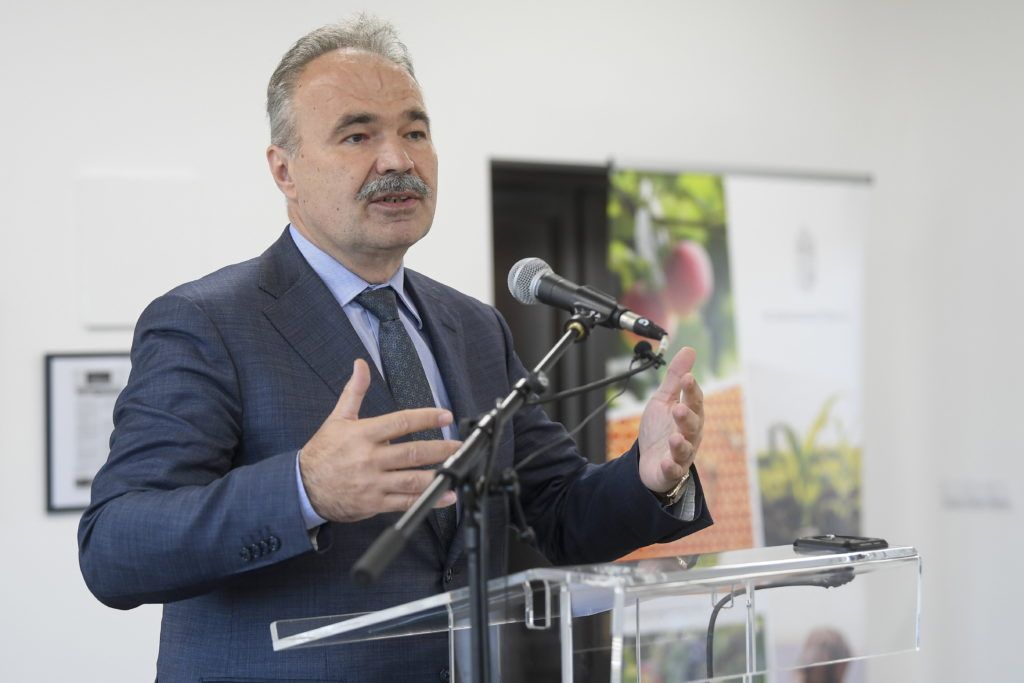 Nagy István agrárminiszter beszédet mond az állattartó telepek korszerűsítésére kiírt pályázat támogatói okiratainak átadásán Hajdúnánáson 2021. május 7-én. MTI/Czeglédi Zsolt