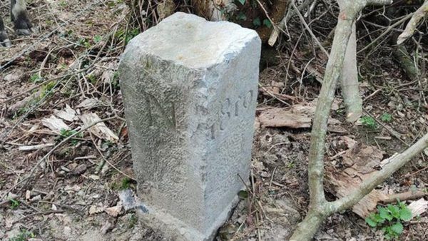 Íme, maga az elmozdított határkő, rajta az 1819-es évszámmal - Fotó: David Lavaux