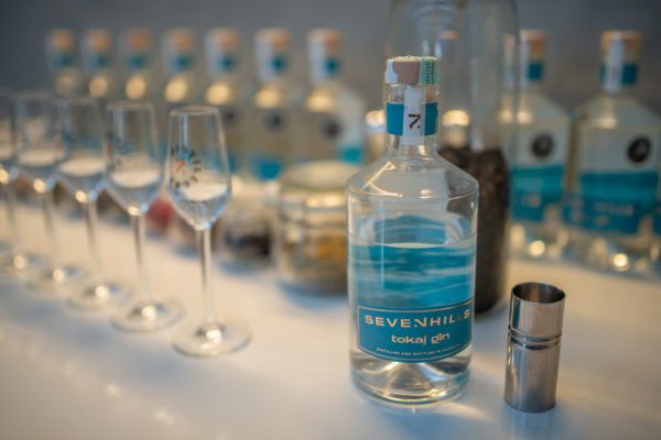 A Seven Hills Tokaj gin palackja, címkéjén a hegyoldal motívummal