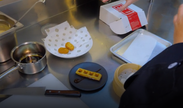 Az Eat Just csirkehús élesben, egy étteremben elkészítve a fehér tányérban