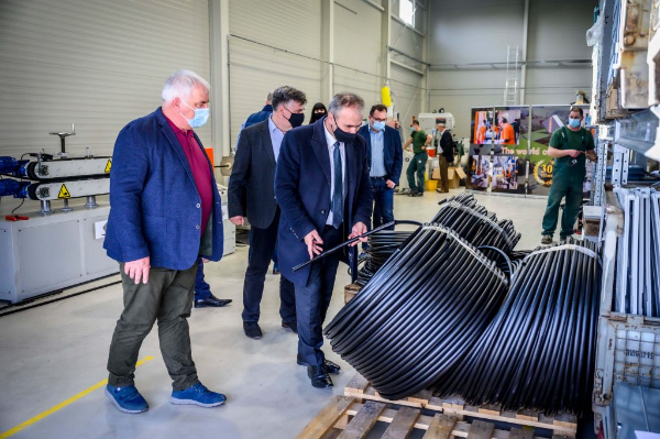 Magyar módszer az agrár-újrahasznosításra: műanyag hulladékból lesz öntözőcső Nemesvámoson, ezt nézte meg Nagy István agrárminiszter is - Fotó: Pelsőczy Csaba, AM Sajtóiroda
