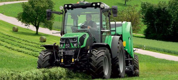 Bálázó a Deutz-Fahr mögött
