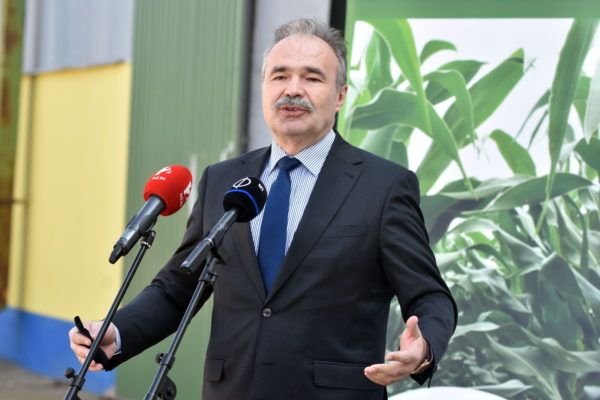 Nagy István agrárminiszter a Törökszentmiklósi Mezőgazdasági Zrt. vetőmagüzemében tartott sajtótájékoztatón 2021. március 26-án méltatja a vetőmag ágazat teljesítményét - Fotó: MTI/Mészáros János