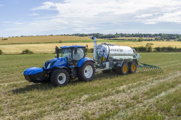 Biometán hajtással működő New Holland traktor vontat egy trágyakijuttatót