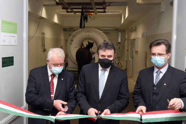 A ló-CT készülék előtt Dr. Sótonyi Péter professzor, az ÁTE rektora, Dr. Palkovics László innovációs és technológiai miniszter és Bodó Gábor professzor, a tanszék és klinika vezetője - Fotó: Balázs Gusztáv