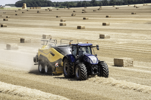 A New Holland BigBaler 1290 HighDensity szögletes nagybálázó munkában