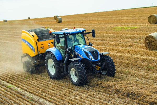 A New Holland T6.160 Dynamic Command traktor