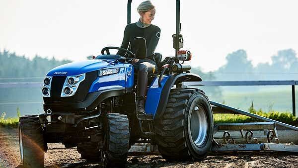This image has an empty alt attribute; its file name is Odisys_PR-cikk_2020.-február_új-traktor_kicsi.jpg
