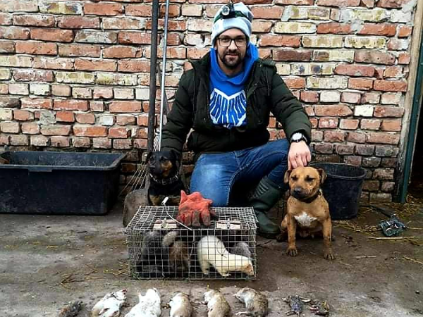 Radócz Tamás a munkatársaival, vadászgörények és kutyák társaságában a levadászott patkányok előtt - Fotó: FB