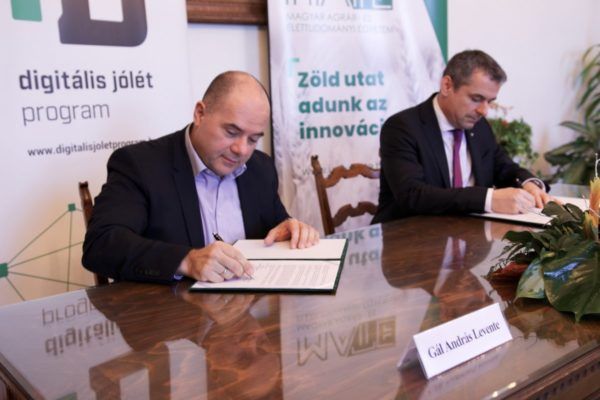 Szándéknyilatkozatot írt alá Gyuricza Csaba (jobbra), a Magyar Agrár- és Élettudományi Egyetem (MATE) megbízott rektora és a Digitális jólét program (DJP) szakmai vezetője a digitalizáció agrár- és logisztikai területein való együttműködésről - Fotó: MATE